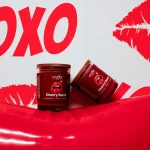 Dwie świece sojowe Cherry Bomb Craftz Candle w czerwonej aranżacji