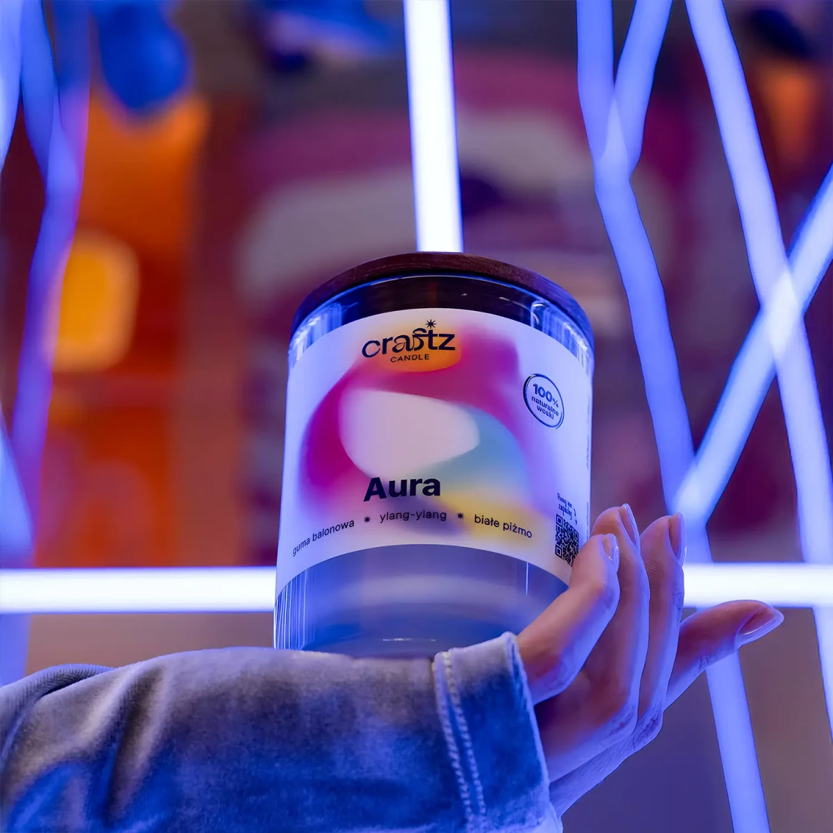 Świeca sojowa Aura Craftz Candle w neonowej niebiesko-fioletowej aranżacji