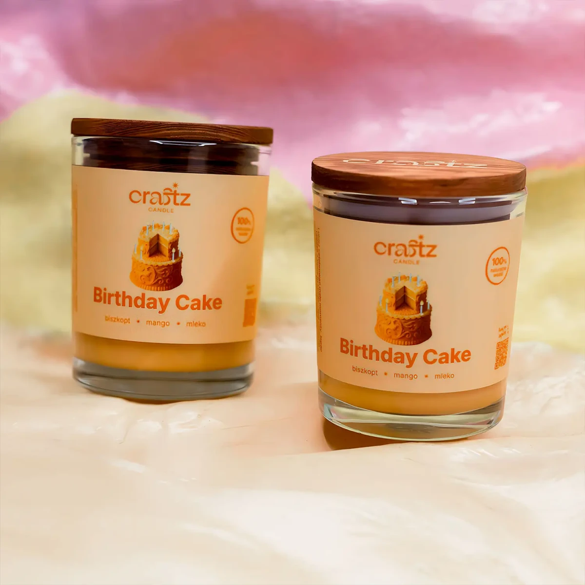 Dwie świece sojowe Birthday Cake Craftz Candle w pastelowej aranżacji