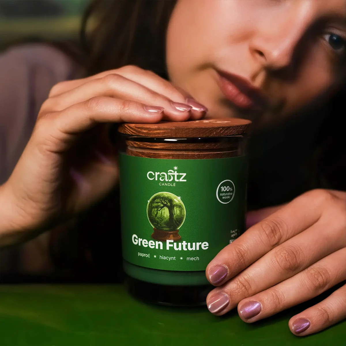 Świeca sojowa Green Future Craftz Candle w zielonej nastrojowej aranżacji