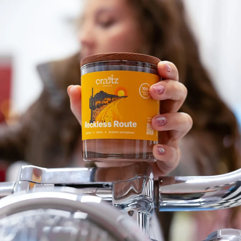 Świeca sojowa Reckless Route Craftz Candle w motocyklowej aranżacji