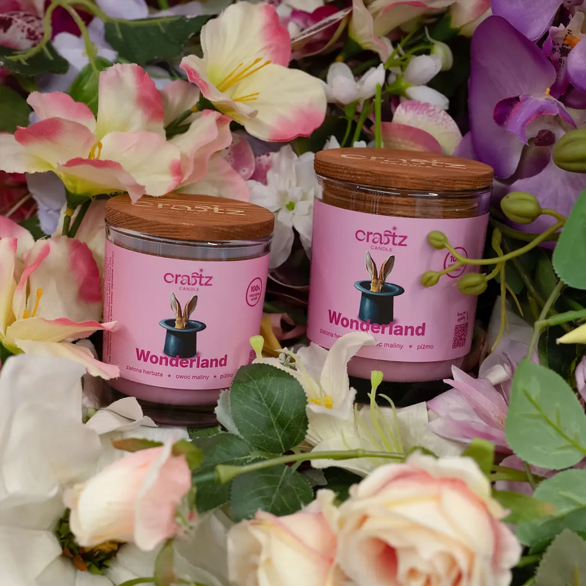 Dwie świece sojowe Wonderland Craftz Candle w kwiatowej aranżacji