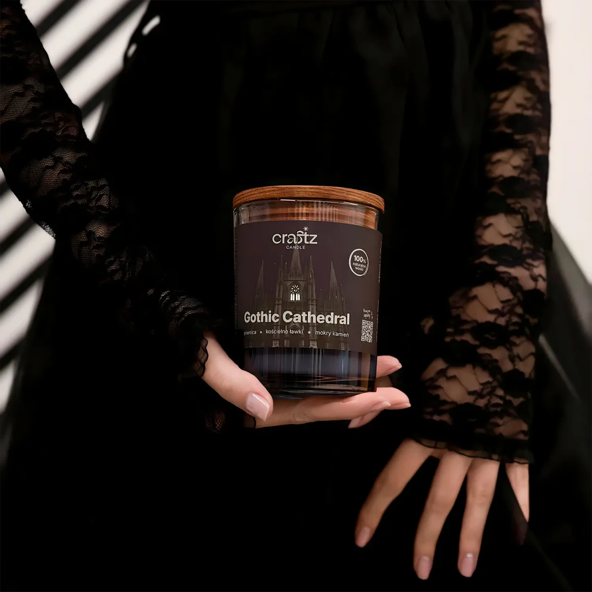 Świeca sojowa Gothic Cathedral Craftz Candle w mrocznej koronkowej aranżacji