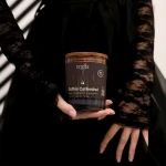 Świeca sojowa Gothic Cathedral Craftz Candle w mrocznej koronkowej aranżacji
