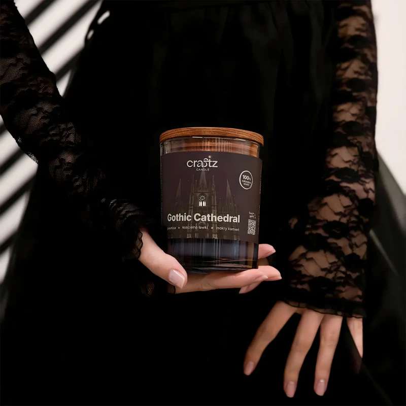 Świeca sojowa Gothic Cathedral Craftz Candle w mrocznej koronkowej aranżacji