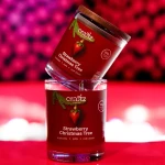 Dwie świece sojowe Strawberry Christmas Tree Craftz Candle w czerwono-różowej aranżacji