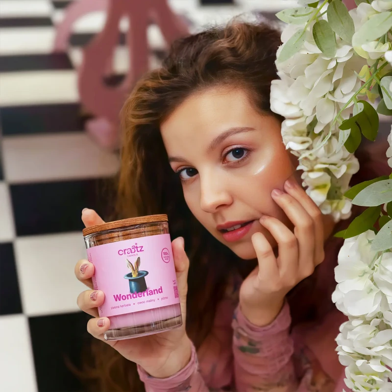 Świeca sojowa Wonderland Craftz Candle w różowo-kwiatowej aranżacji