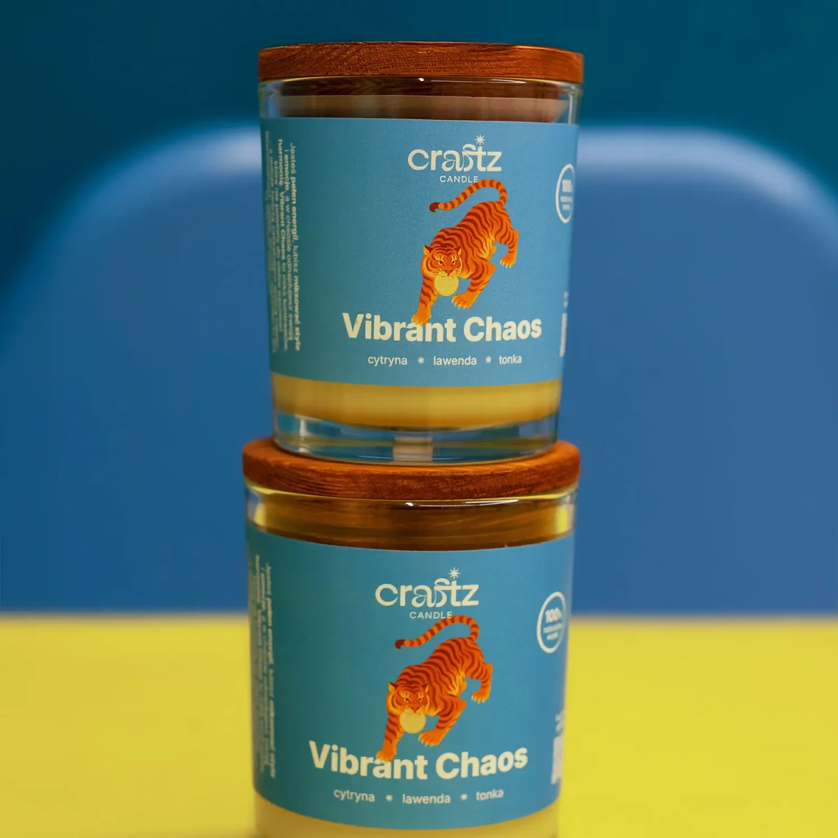 Dwie świece sojowe Vibrant Chaos Craftz Candle w niebiesko-żółtej aranżacji