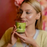 Świeca sojowa Pistachio Latte Craftz Candle w ciepłej aranżacji z kobietą