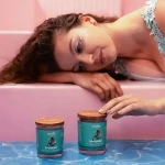 Dwie świece sojowe Mermaid Craftz Candle w wodnej różowo-turkusowej aranżacji