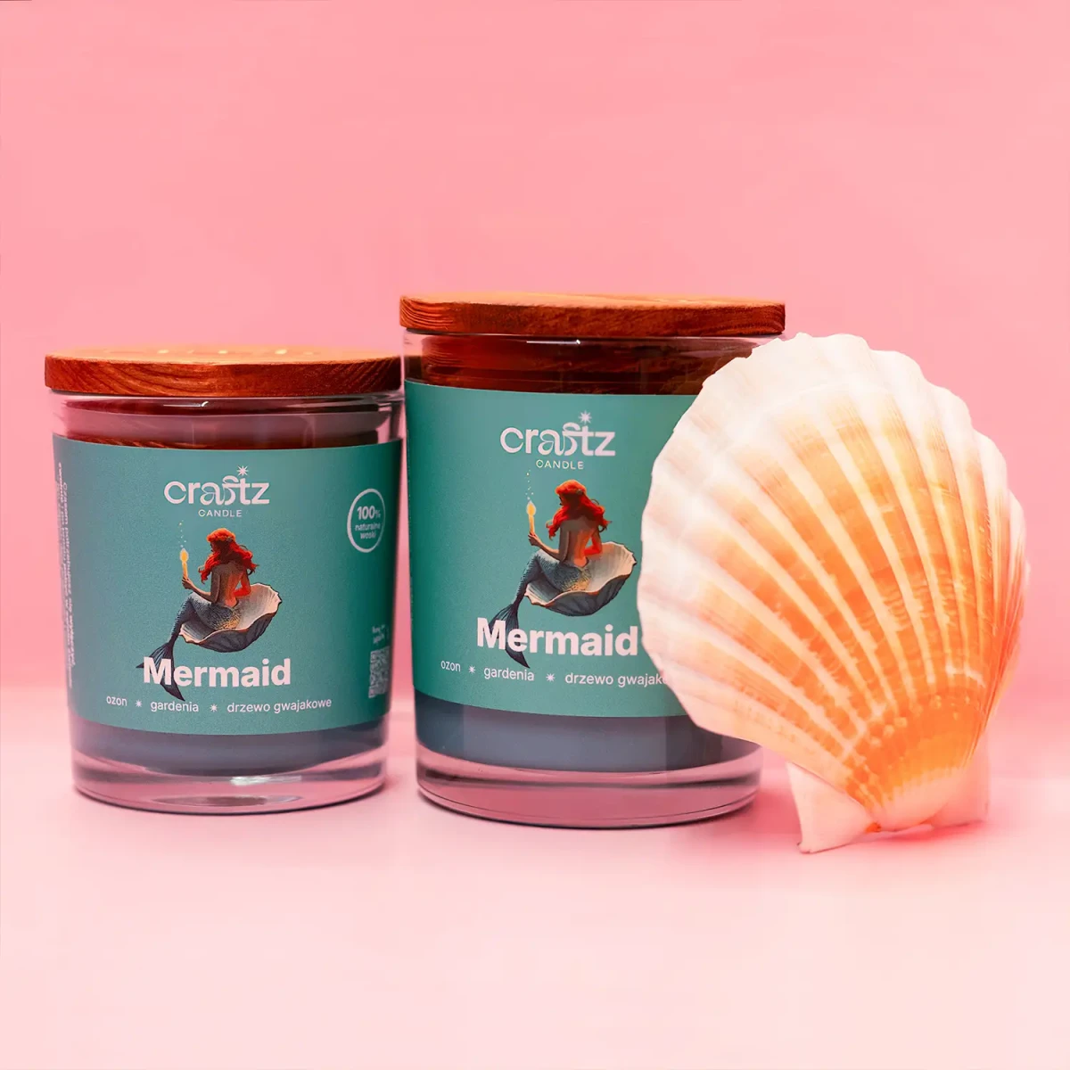 Dwie świece sojowe Mermaid Craftz Candle z muszlą w różowo-morskiej aranżacji