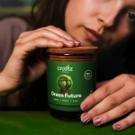 Świeca sojowa Green Future Craftz Candle w zielonej nastrojowej aranżacji
