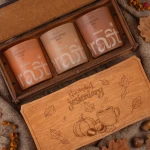 Zestaw 3 świec zapachowych Craftz Candle Autumn Collection w drewnianym pudełku – Pumpkin Latte, Toffee Coffee Nuts i Cinnamon Roll