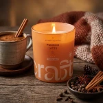 Zapalona świeca sojowa Pumpkin Latte w jesiennej aranżacji